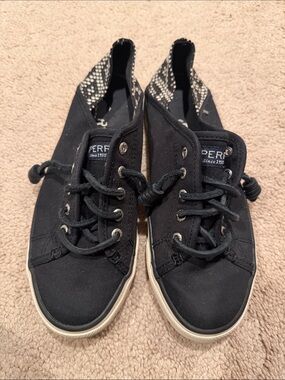 Sperry woman’s Black Canvas Lace-Up Sneakers Sz 5.5 medium